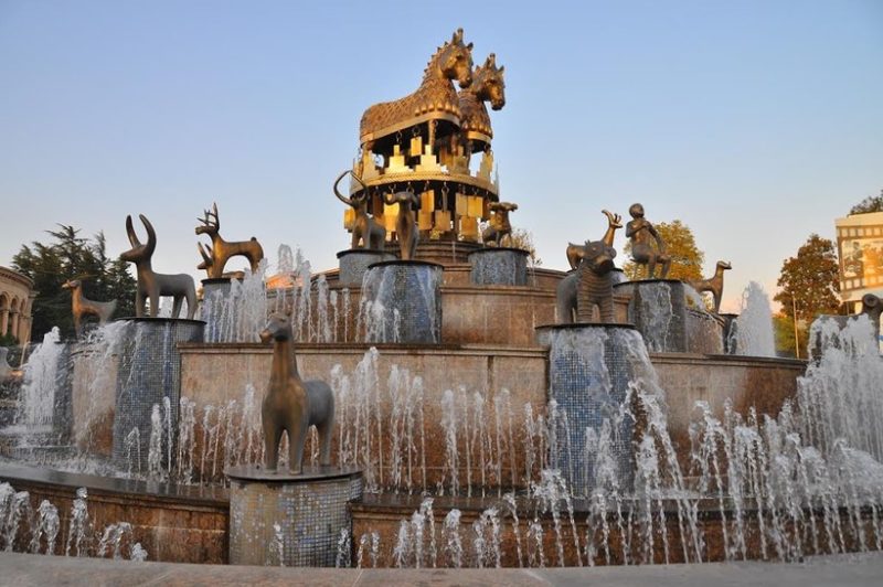 Площадь Давида Строителя с Колхидским фонтаном 2