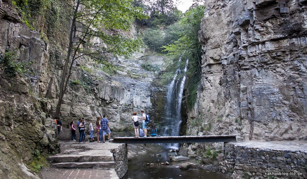 Каньон с водопадом в центре Тбилиси