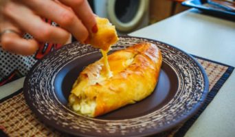 Едим хачапури по-аджарски правильно