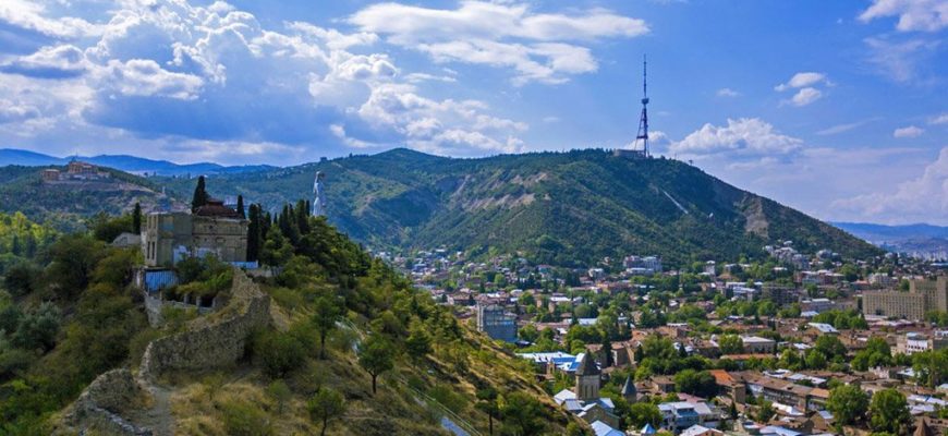 гора Мтацминда в Тбилиси